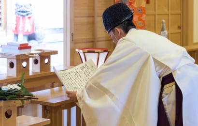 祝詞を読む神主
