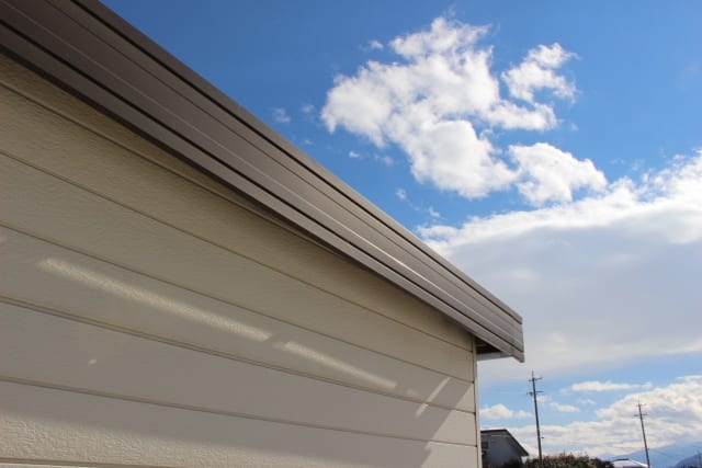 プレハブ小屋と空