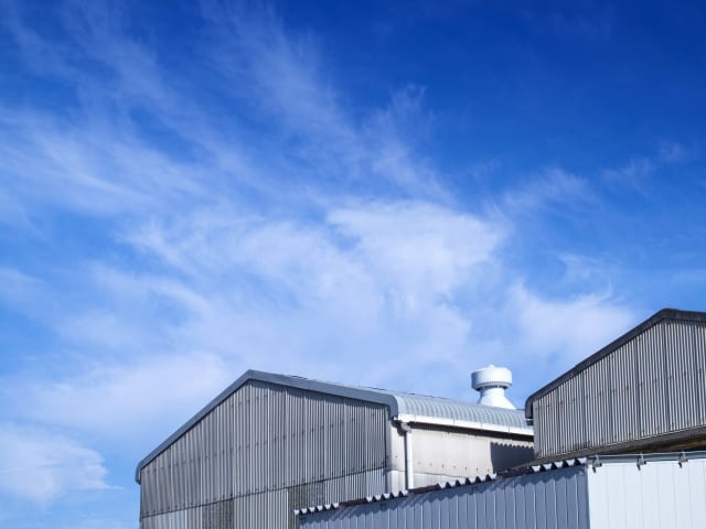 大型倉庫と青空