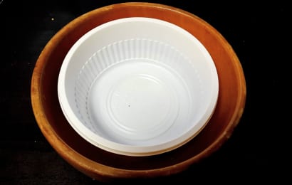 プラスチックの器と木のカバー