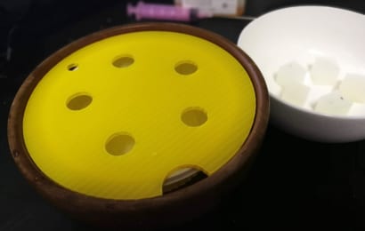 器にスポンジをセットする