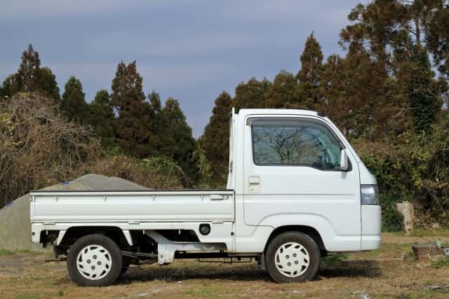 横から見た停車中の軽トラック