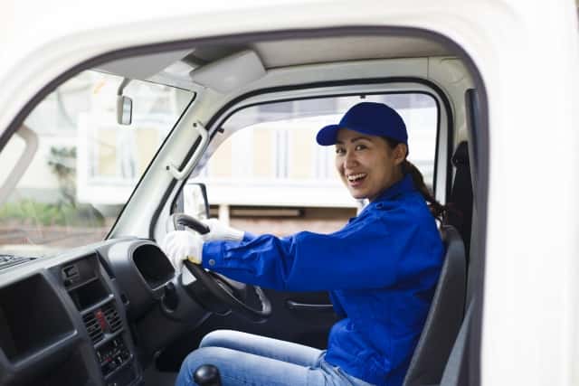 軽トラックの運転席に座る女性