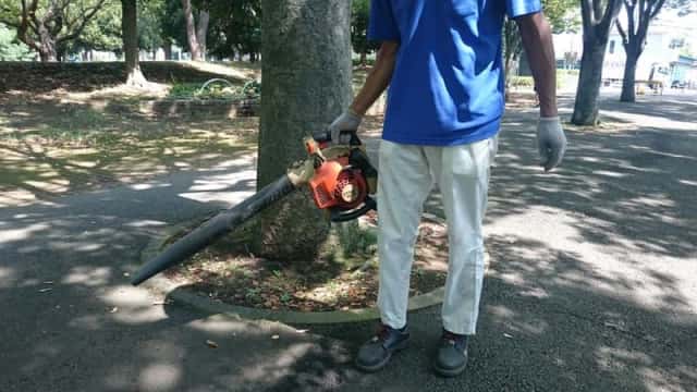 公園でのブロアー作業