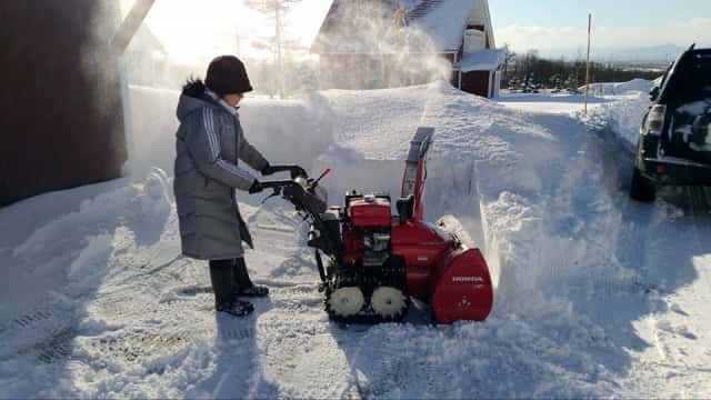 除雪機を使う女性