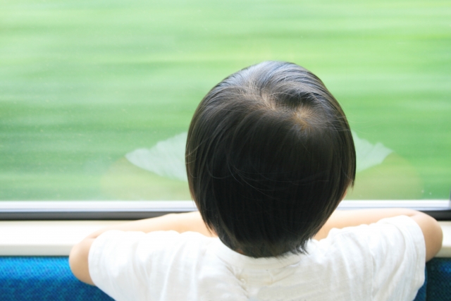 電車に乗る子供