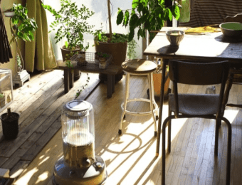 石油ストーブのあるリビング