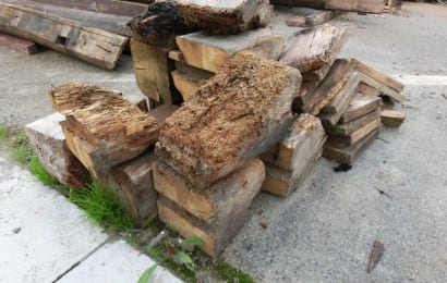 廃材がシロアリの被害に