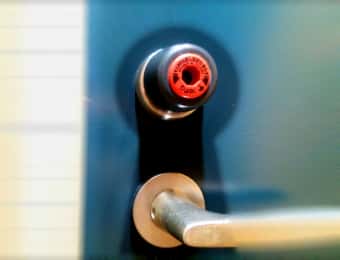 玄関ドア サムターンガード