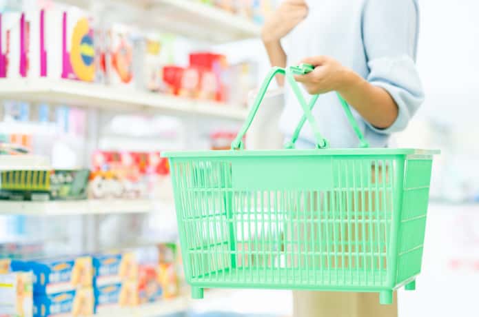 コンビニで買い物をする人