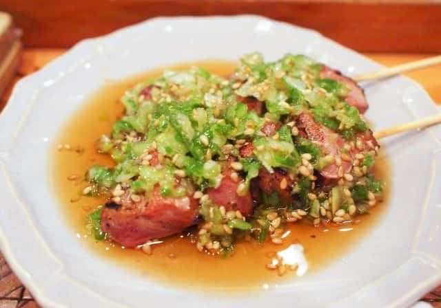 ネギだれが乗ったおいしそうな料理