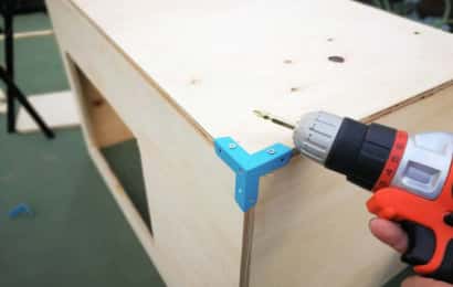 隅金具をネジ止め