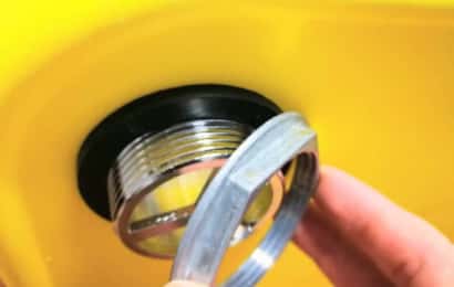 排水栓をはめこむ
