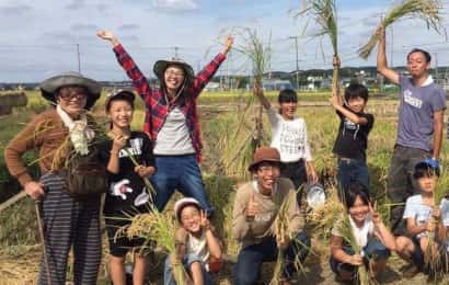 稲刈りを楽しむ人々