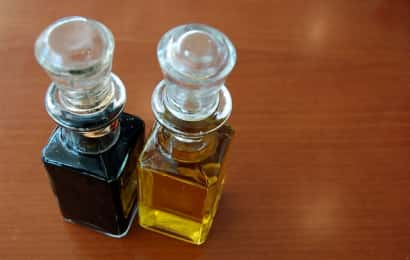瓶に入った酢としょうゆ