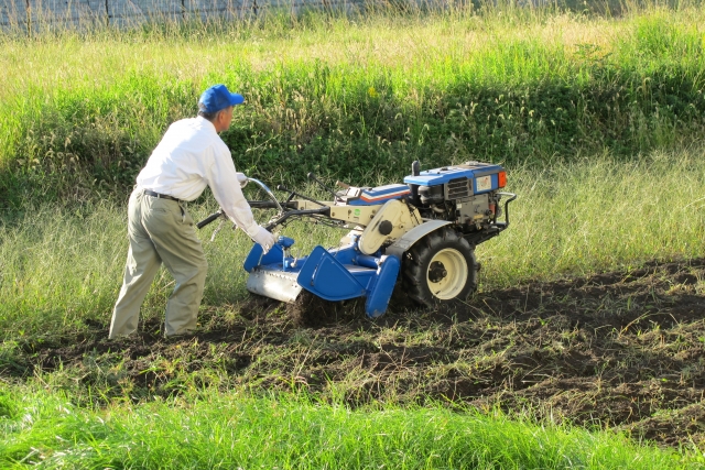 耕運機を操作する男性