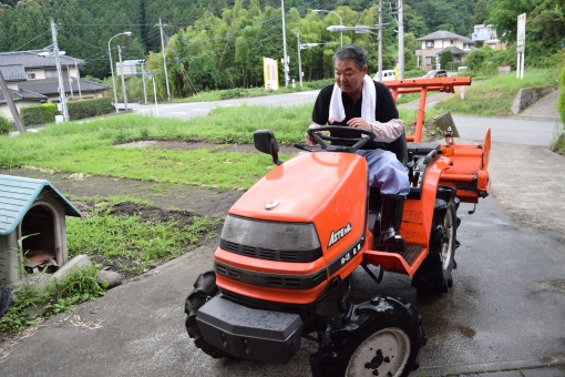 トラクターを運転する男性