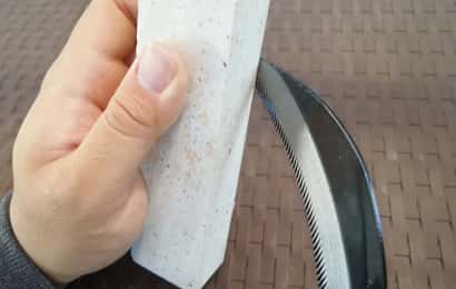 鋸鎌を研いでいる様子