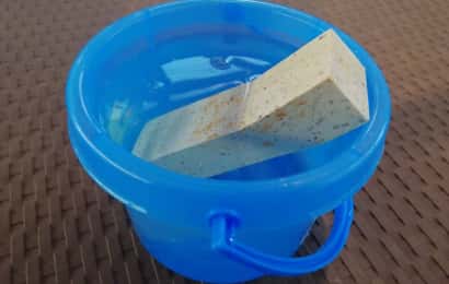 砥石を水につけている様子
