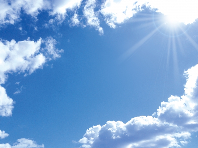 空から太陽の光が注ぐ