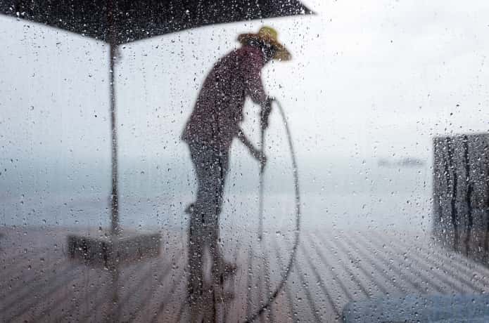 雨の中作業する男性