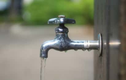 水道から水が出ている様子