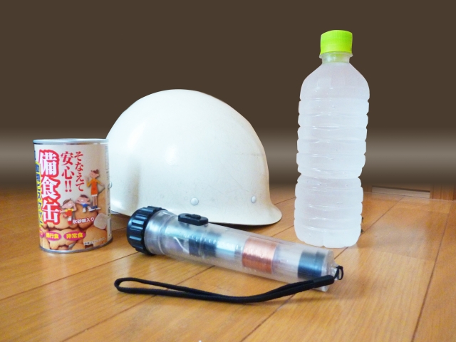 水、懐中電灯、乾パン、防災ヘルメット