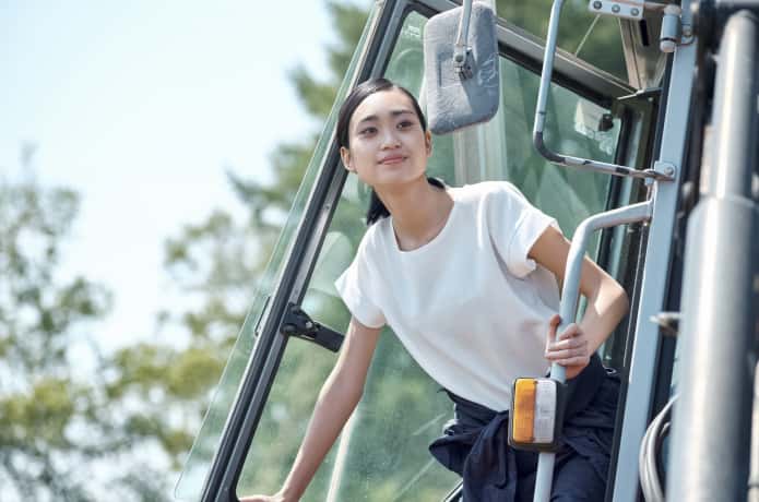トラクターに乗る女性
