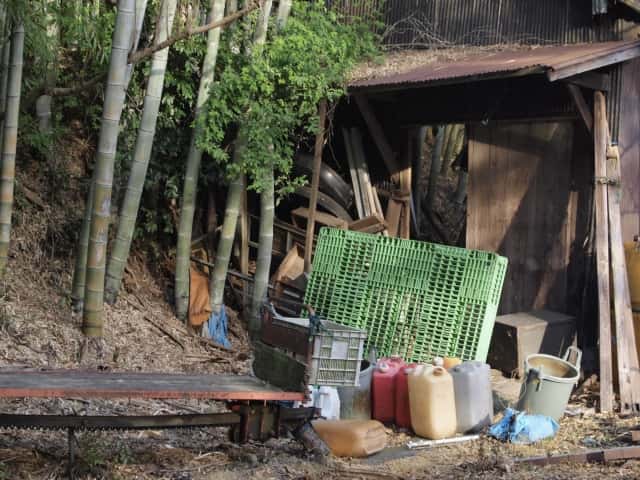 屋外に廃棄されたポリタンク