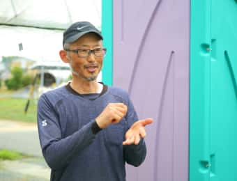 トイレの前で話す市川さん