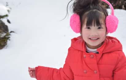 カチューシャタイプの耳あてをした子供