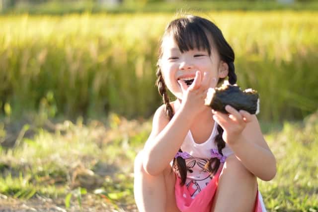 おにぎり食べる子ども