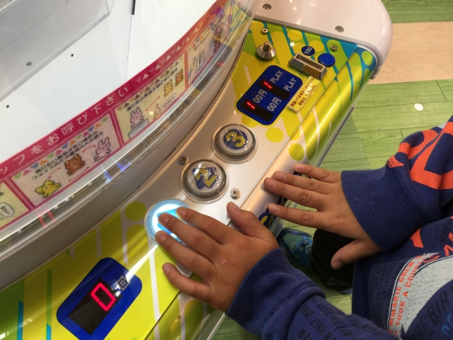 ゲームで遊ぶ手
