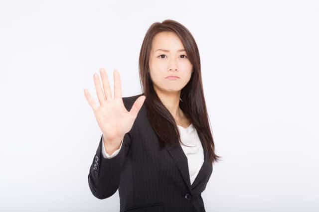 ストップを呼びかける女性