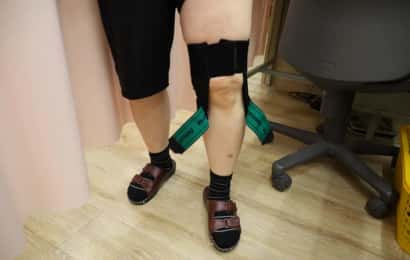 膝サポーターの上部ベルトが締まった状態