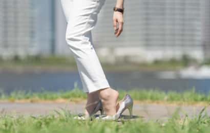 靴擦れが気になる女性