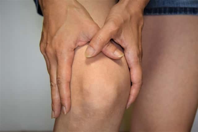 ひざを手で触っている男性