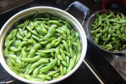 枝豆を茹でる