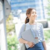 オフィス街にいる女性
