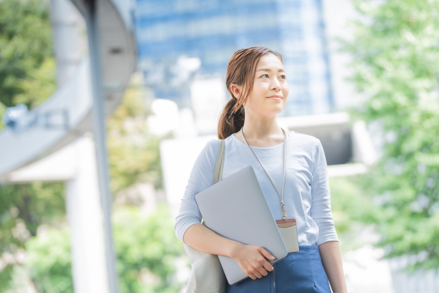 オフィス街にいる女性