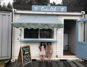 カフェのカウンターで雨やどりする女の子