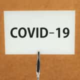 COVID-19と書かれたカード