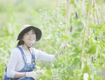 畑で微笑む女性