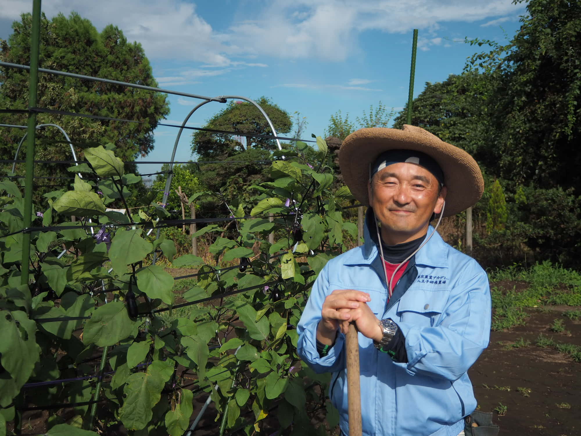 鍬を持つ武本さん