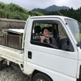軽トラックに乗った女性