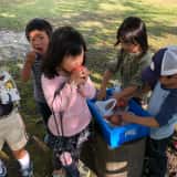 トマトを食べる子どもたち