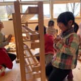 木のおもちゃで遊ぶ子どもたち