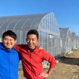 ハウスの前に立つ宇田川さんと井上さん