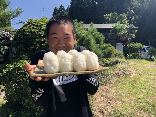 おにぎりを持つ少年