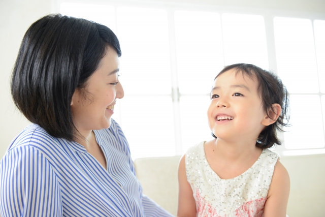 親子が話す様子